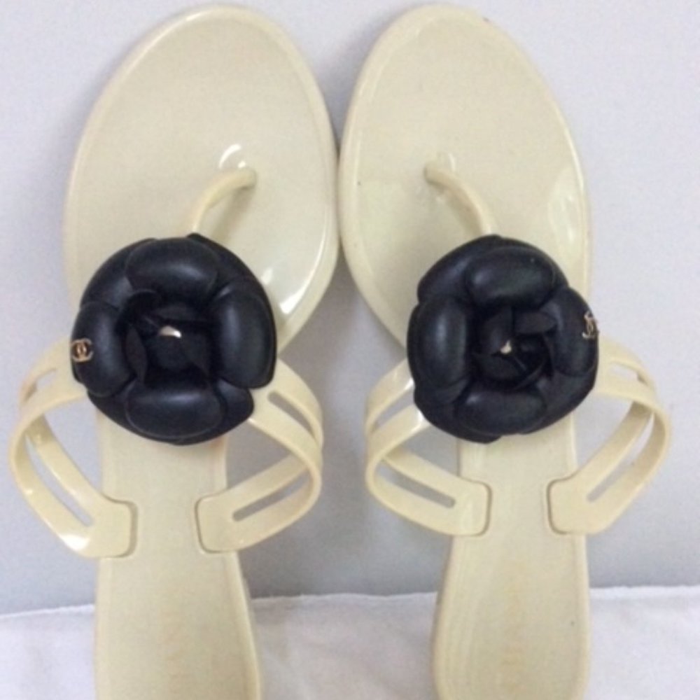 🌟🌸HOST PICK 🌟🌸 CHANEL Camellia  Jelly Sandals 40 Ivory Black